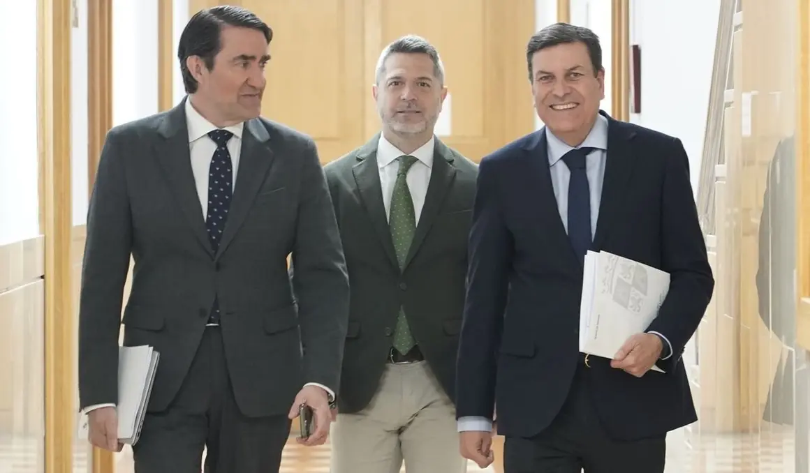 El portavoz de la Junta y consejero de Economía y Hacienda, Carlos Fernández Carriedo, y el titular de Medio Ambiente, Vivienda y Ordenación del Territorio, Juan Carlos Suárez-Quiñones, comparecen en rueda de prensa posterior al Consejo de Gobierno. Foto: Rubén Cacho.