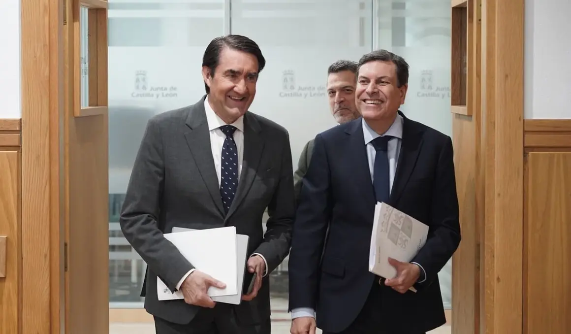 El portavoz de la Junta y consejero de Economía y Hacienda, Carlos Fernández Carriedo, y el titular de Medio Ambiente, Vivienda y Ordenación del Territorio, Juan Carlos Suárez-Quiñones, comparecen en rueda de prensa posterior al Consejo de Gobierno. Foto: Rubén Cacho.