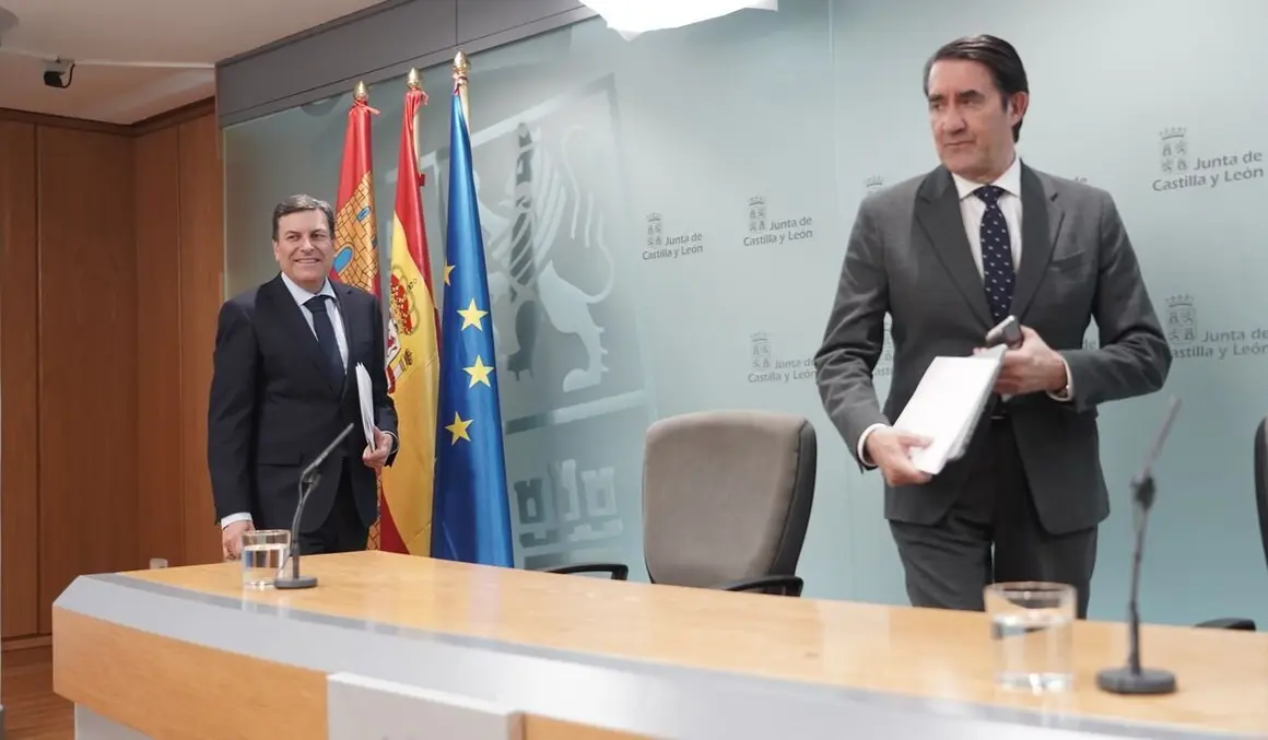 El portavoz de la Junta y consejero de Economía y Hacienda, Carlos Fernández Carriedo, y el titular de Medio Ambiente, Vivienda y Ordenación del Territorio, Juan Carlos Suárez-Quiñones, comparecen en rueda de prensa posterior al Consejo de Gobierno. Foto: Rubén Cacho.