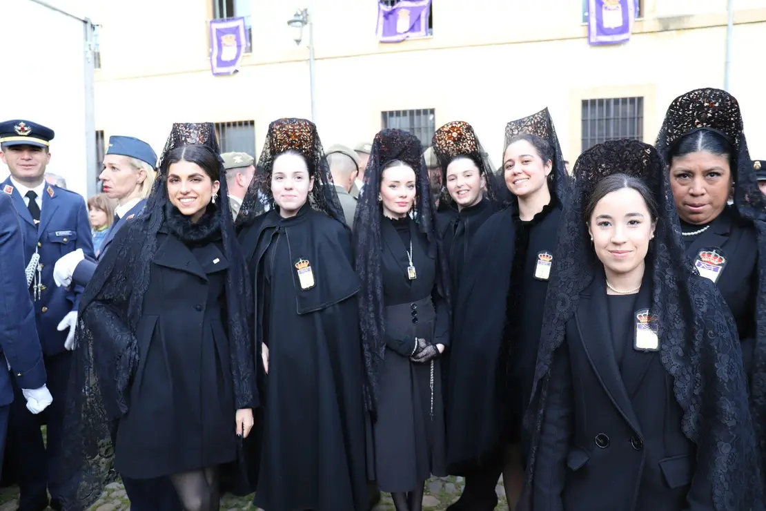 Un grupo de manolas este Miércoles Santo, momentos antes de procesionar. Foto: Isaac Llamazares