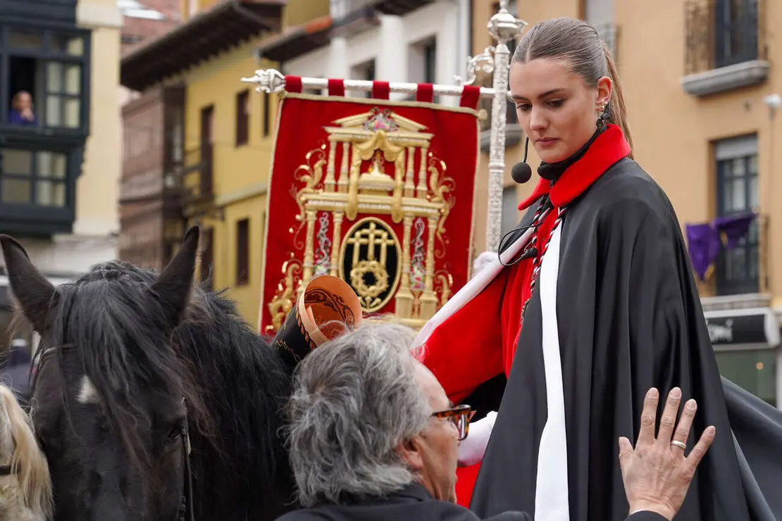 Lectura del pregón a caballo de la Cofradía de las Siete Palabras de Jesús en la Cruz. Foto: Campillo.