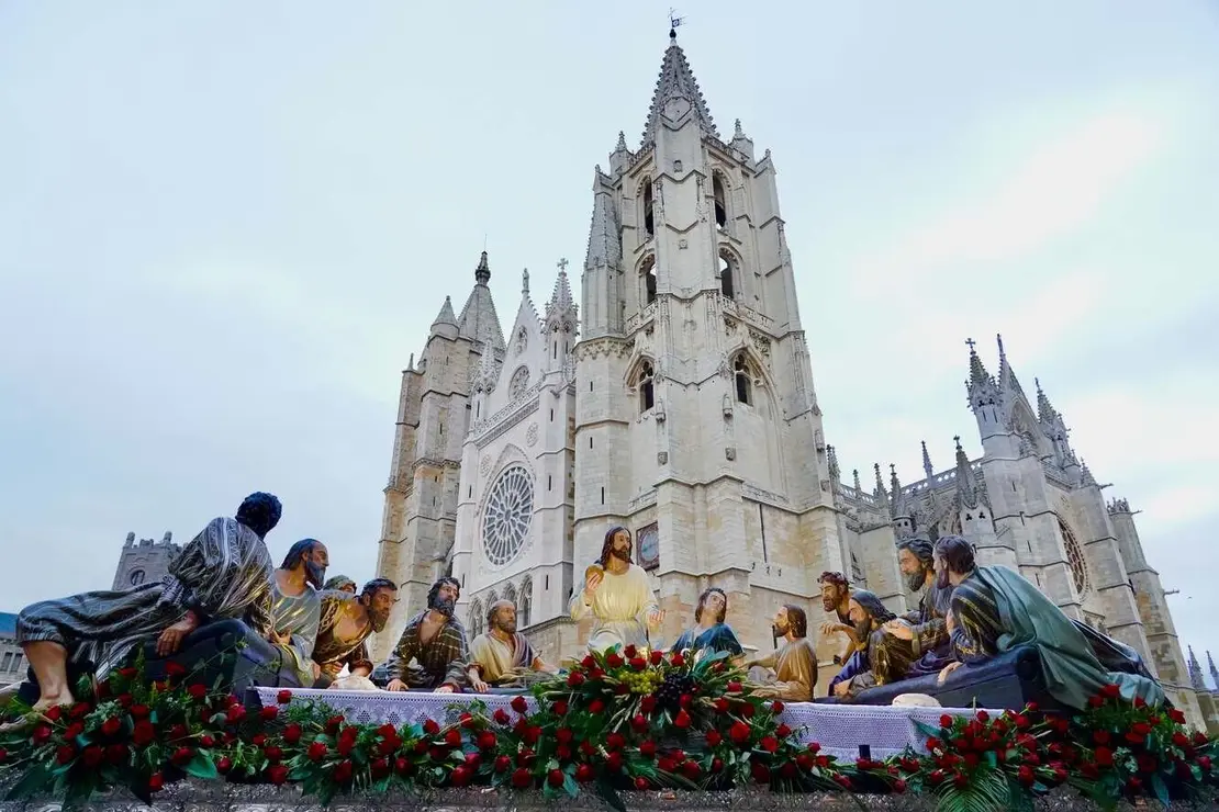 La Sagrada Cena recorre las calles de León. Un acto procesional reflejado en las cámaras de Campillo e Isaac Llamazares.