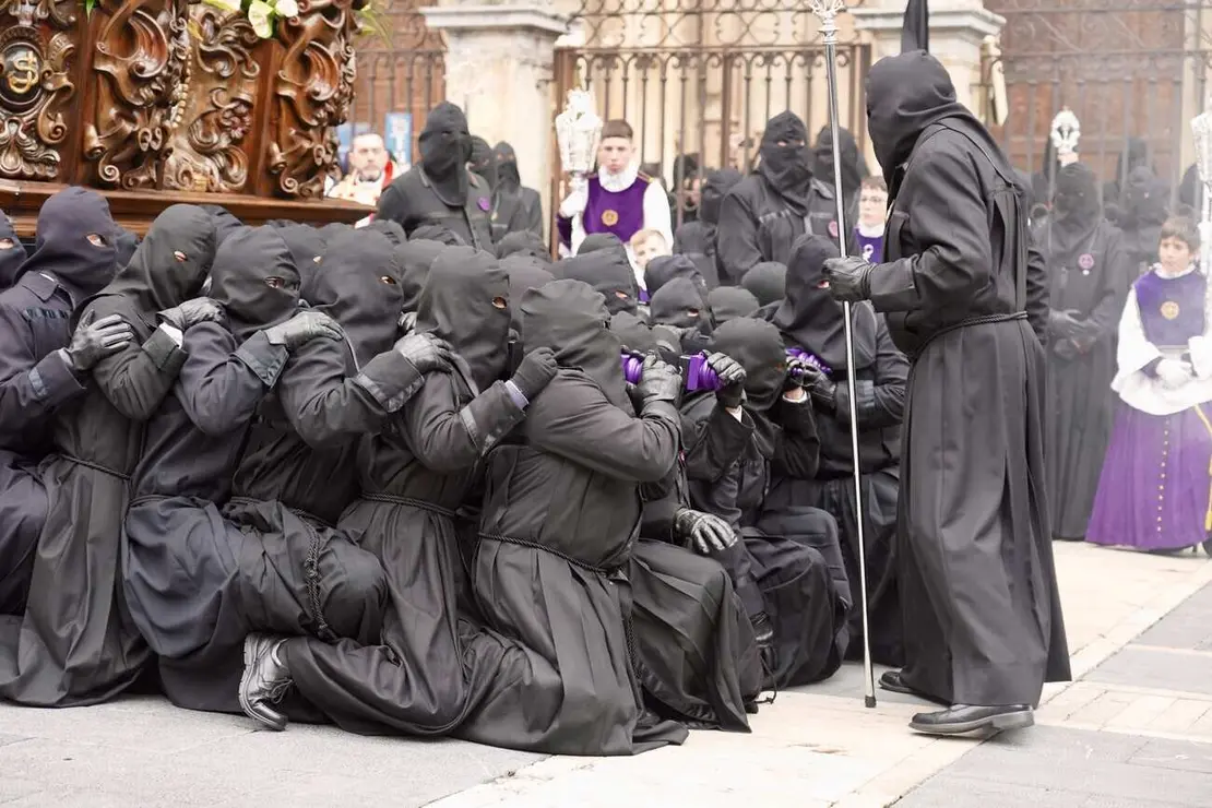 El Sábado Santo en León es un día de recogimiento, marcado por solemnes procesiones como el Desenclavo y el Vía Lucis, que llenan las calles de la ciudad de reflexión y devoción.