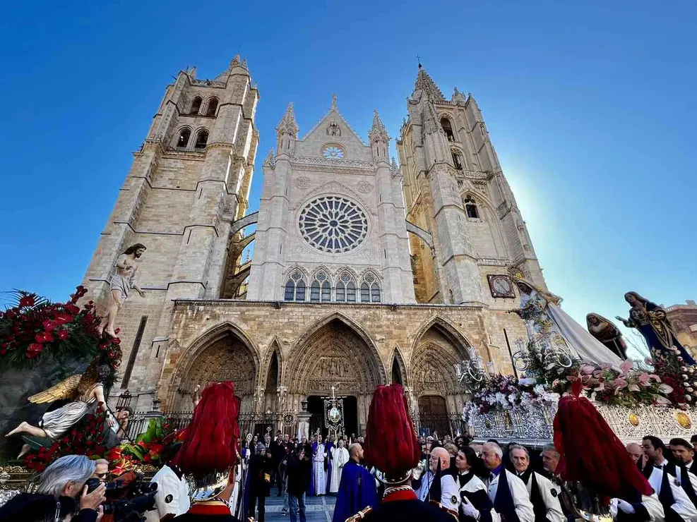 Acto central de la Procesión del Encuentro organizada por la Real Hermandad de Jesús Divino Obrero. Foto: Campillo.