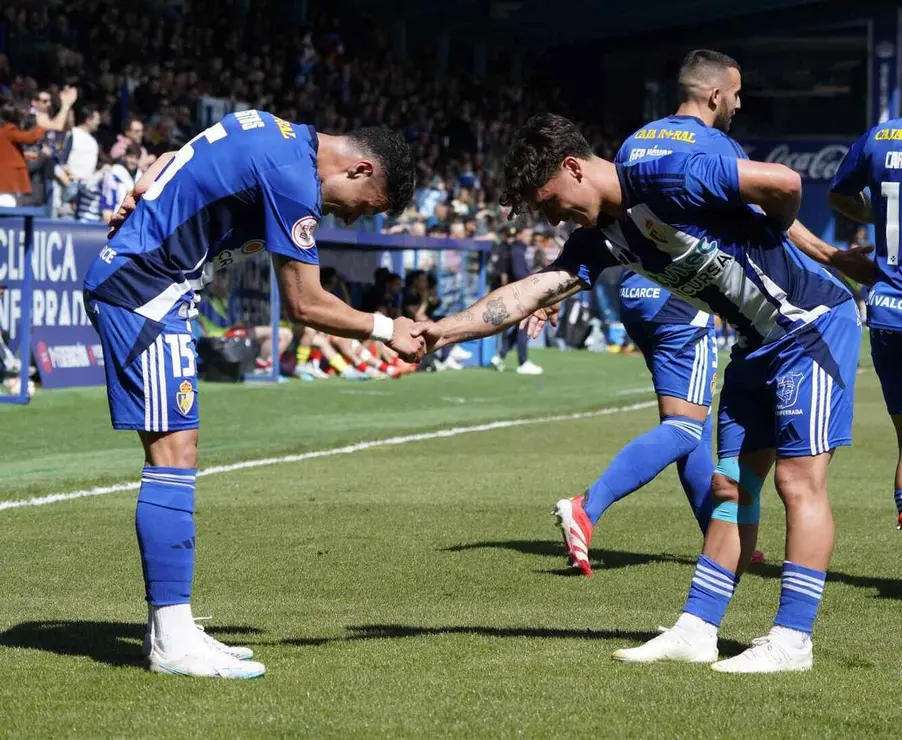 Ponferradina y Osasuna B viven un duelo de altura en El Toralín. Un partido con mucho ambiente en la grada y sensación de gran cita.