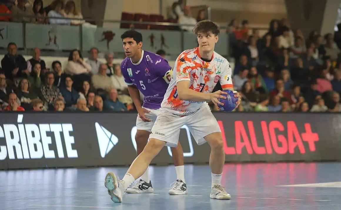 El conjunto leonés dominó de principio a fin y se impuso 31-25 en el Palacio, consolidando su posición en la parte alta de la tabla. Fotos: Isaac Llamazares