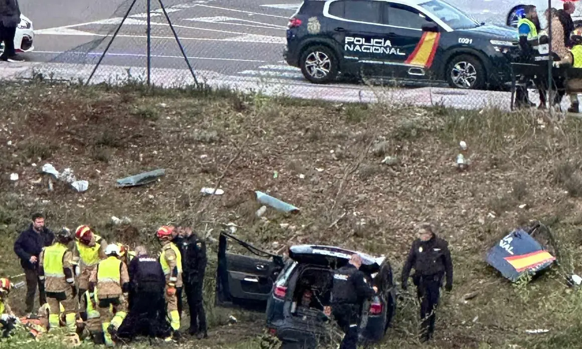 Dos policías nacionales han resultado heridos este domingo tras volcar con su coche patrulla en la rotonda de Renfe.
