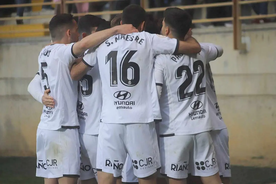El equipo de Llona toma aire con una victoria de peso ante el Nàstic. Dos penaltis transformados por Antón Escobar dan tres puntos vitales a los leoneses en un duelo directo por el ascenso. Fotos: Isaac Llamazares