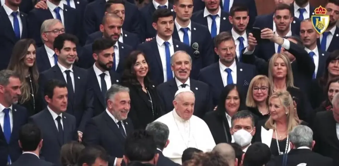 Imagen del Papa con la plantilla de la Ponferradina.
