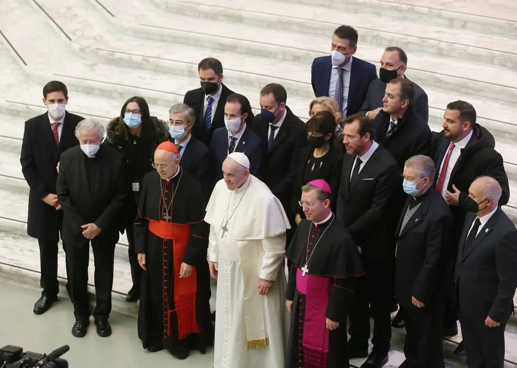 Luto por la muerte del Papa Francisco, el pontífice que recibió a Cultural y Ponferradina (3)