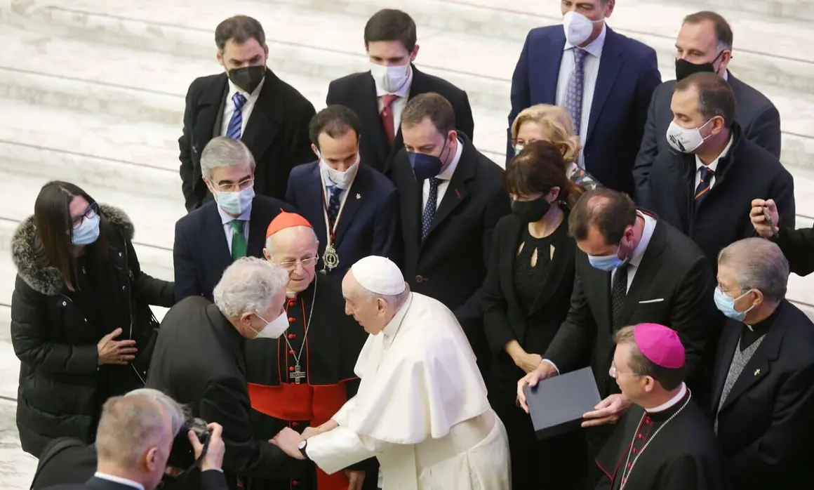 Luto por la muerte del Papa Francisco, el pontífice que recibió a Cultural y Ponferradina (6)