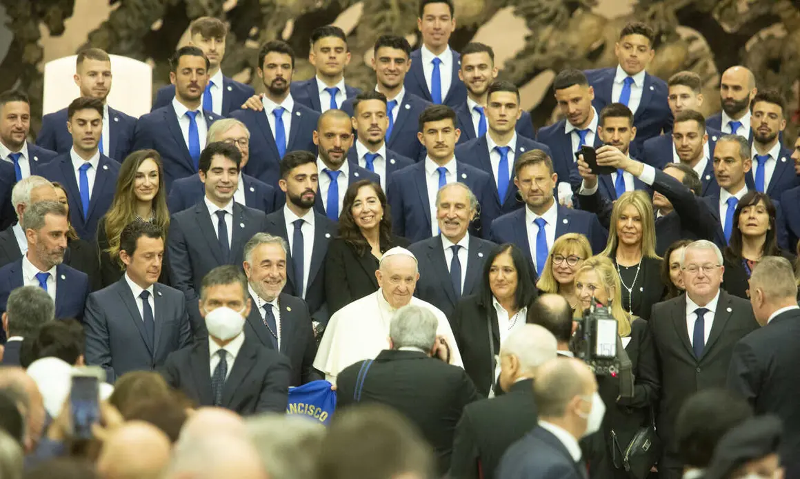 Luto por la muerte del Papa Francisco, el pontífice que recibió a Cultural y Ponferradina (7)
