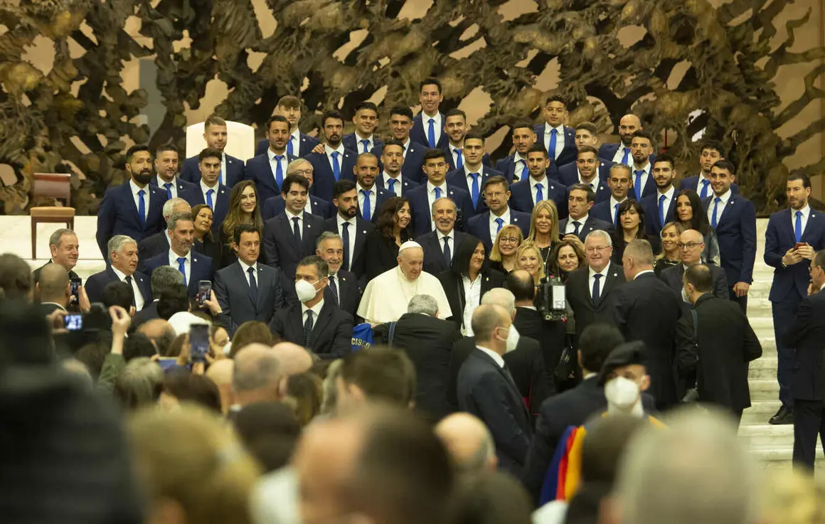 Luto por la muerte del Papa Francisco, el pontífice que recibió a Cultural y Ponferradina (8)