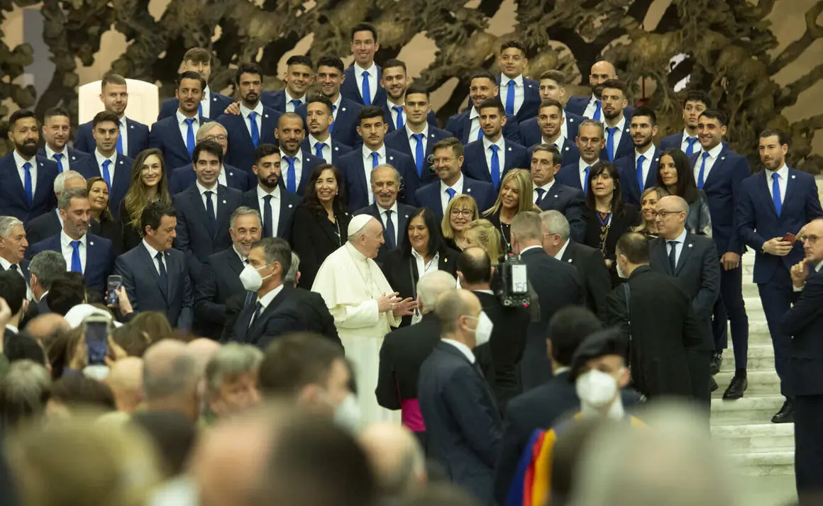 Luto por la muerte del Papa Francisco, el pontífice que recibió a Cultural y Ponferradina (9)