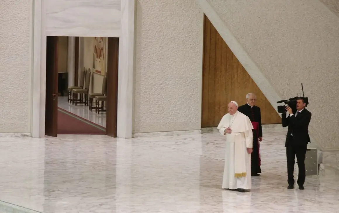 Luto por la muerte del Papa Francisco, el pontífice que recibió a Cultural y Ponferradina (9)