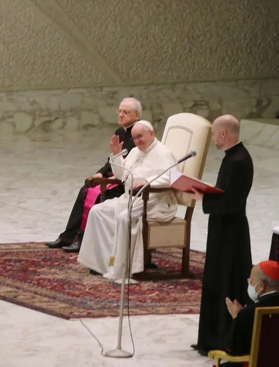 Luto por la muerte del Papa Francisco, el pontífice que recibió a Cultural y Ponferradina (10)