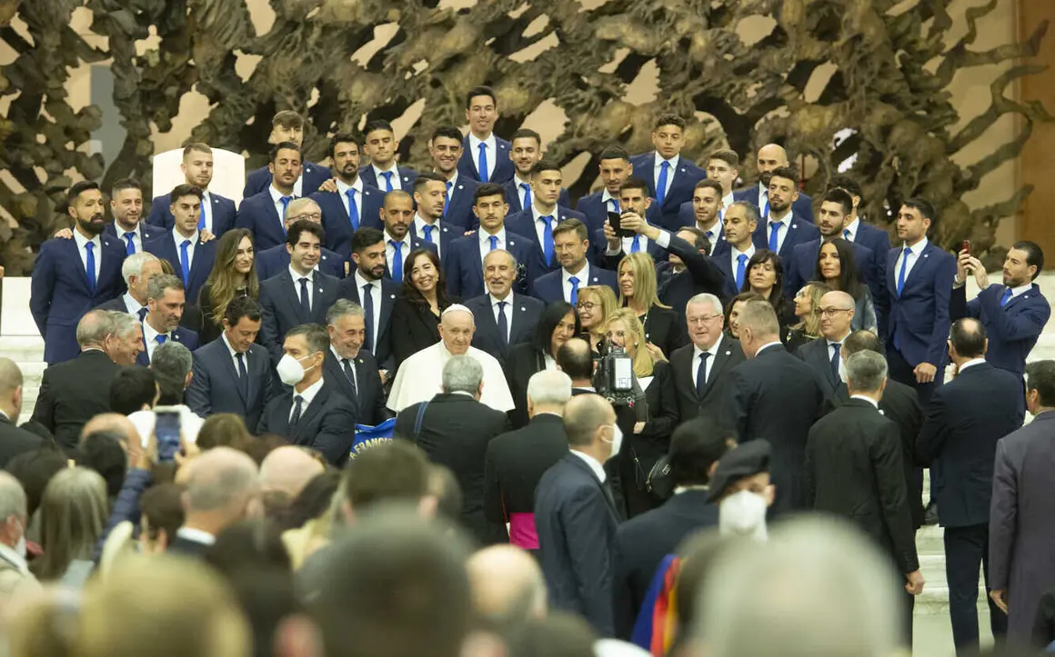 Luto por la muerte del Papa Francisco, el pontífice que recibió a Cultural y Ponferradina (10)