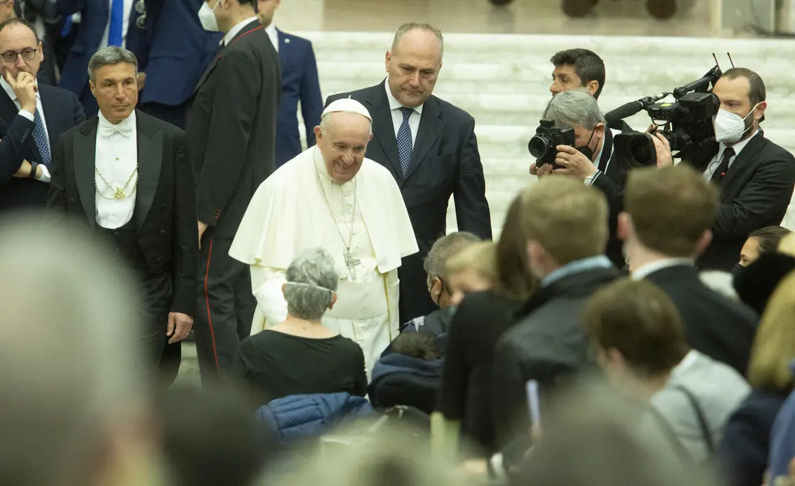 Luto por la muerte del Papa Francisco, el pontífice que recibió a Cultural y Ponferradina (11)