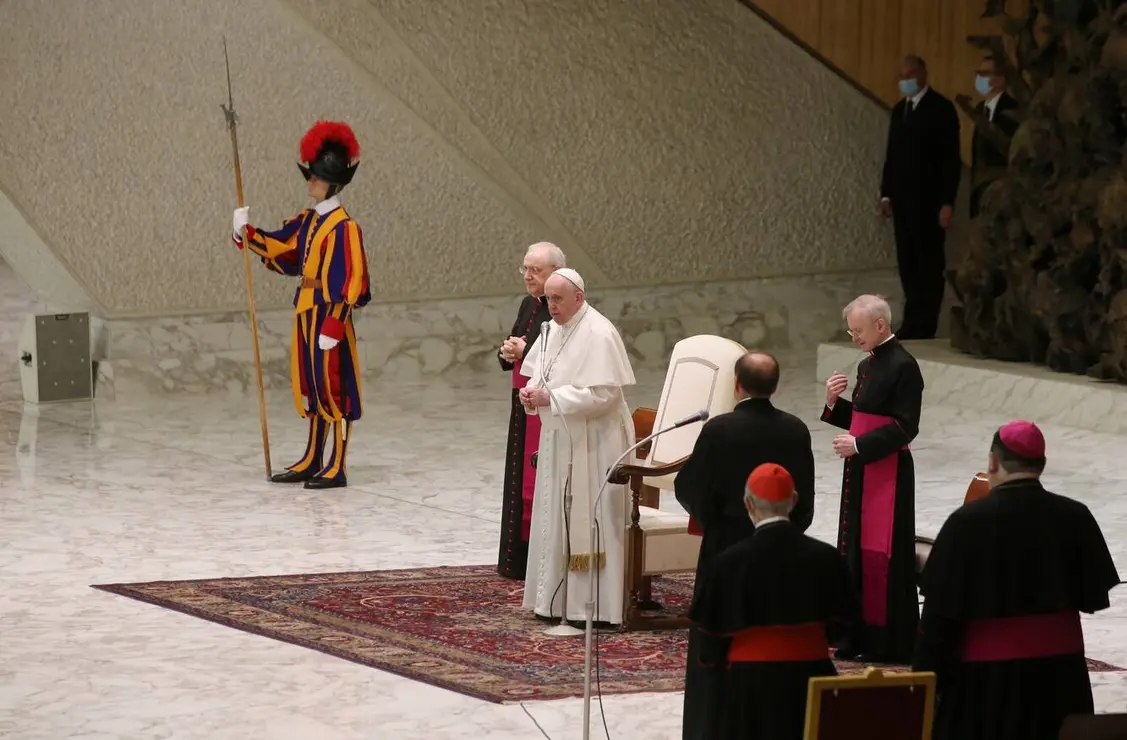 Luto por la muerte del Papa Francisco, el pontífice que recibió a Cultural y Ponferradina (12)