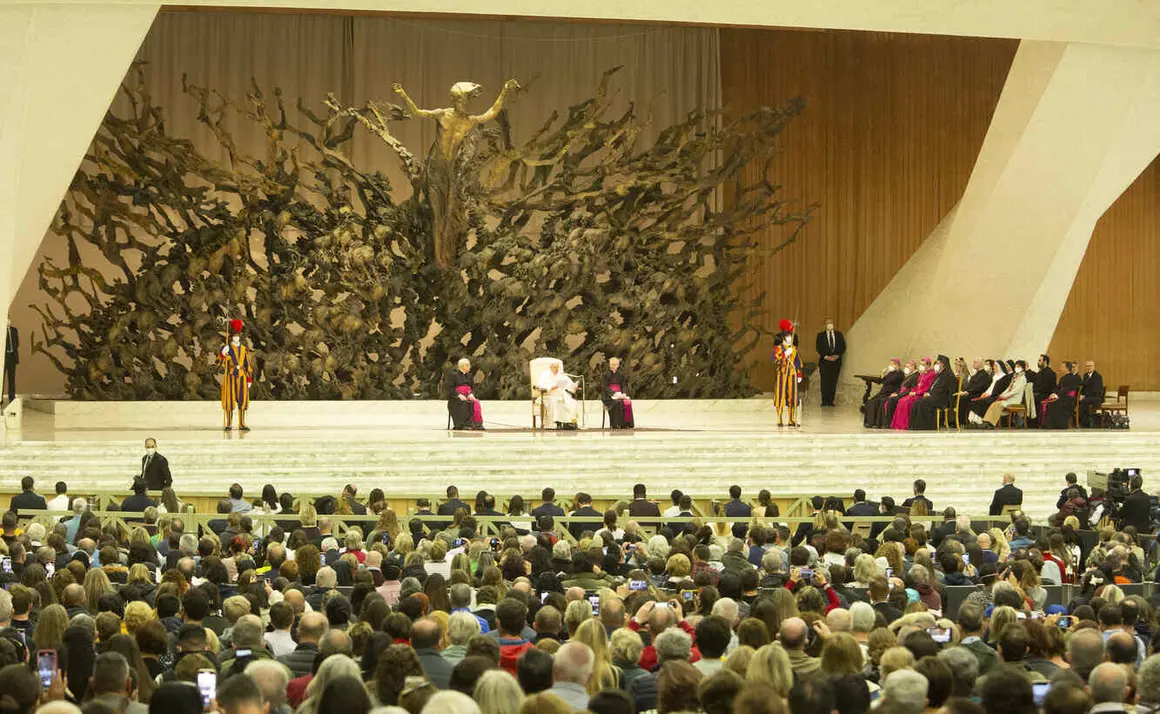 Luto por la muerte del Papa Francisco, el pontífice que recibió a Cultural y Ponferradina (12)