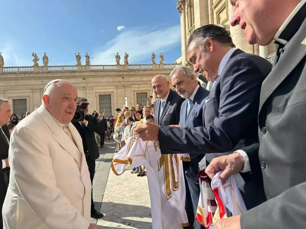 Luto por la muerte del Papa Francisco, el pontífice que recibió a Cultural y Ponferradina (16)