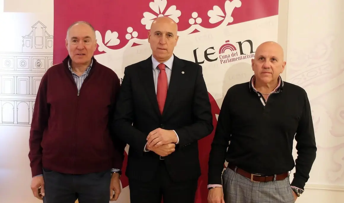 El alcalde de León, José Antonio Diez, participa en la presentación de los actos reivindicativos previstos para el 23 de abril junto al portavoz de la Unión del Pueblo Leonés, Eduardo López Sendino, y representantes de Conceyu País Llionés