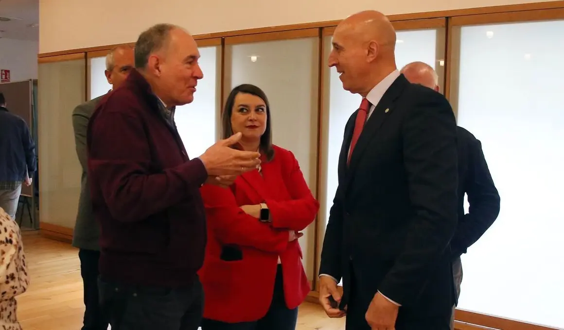 El alcalde de León, José Antonio Diez, participa en la presentación de los actos reivindicativos previstos para el 23 de abril junto al portavoz de la Unión del Pueblo Leonés, Eduardo López Sendino, y representantes de Conceyu País Llionés.