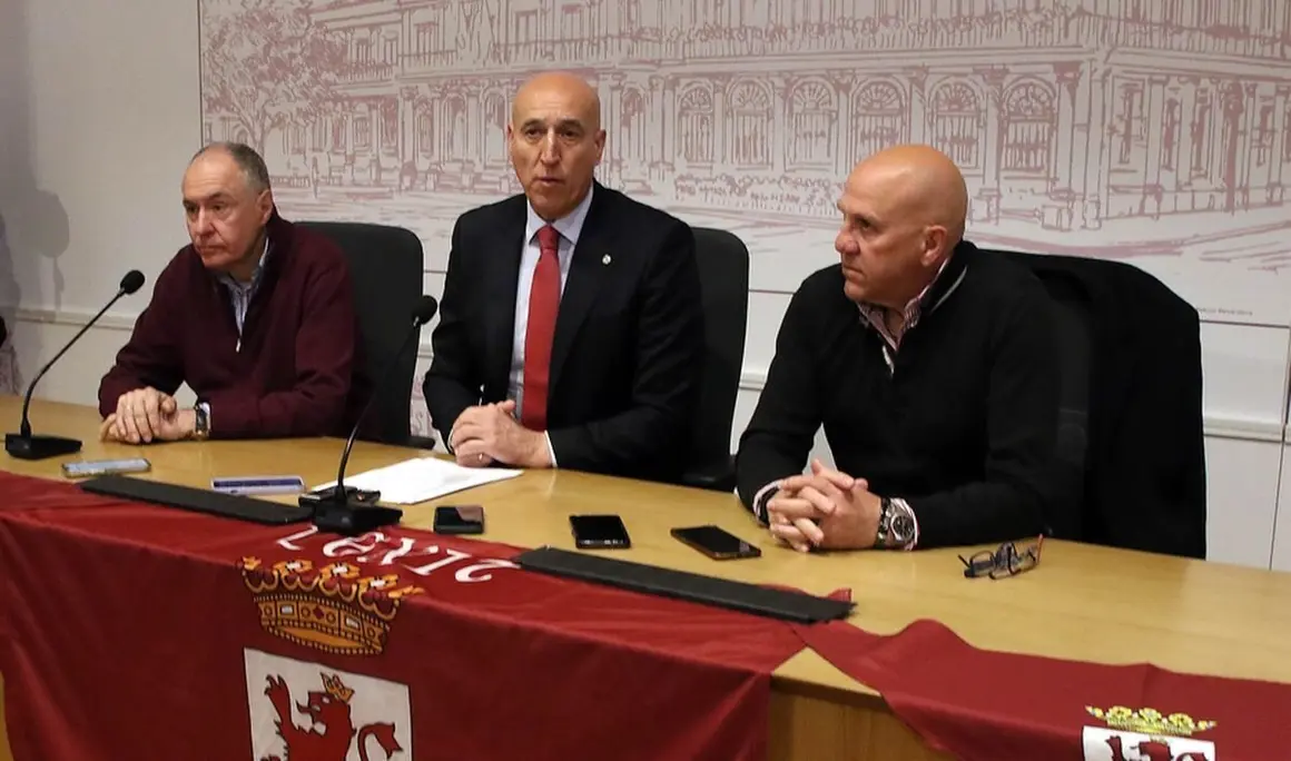 El alcalde de León, José Antonio Diez, participa en la presentación de los actos reivindicativos previstos para el 23 de abril junto al portavoz de la Unión del Pueblo Leonés, Eduardo López Sendino, y representantes de Conceyu País Llionés