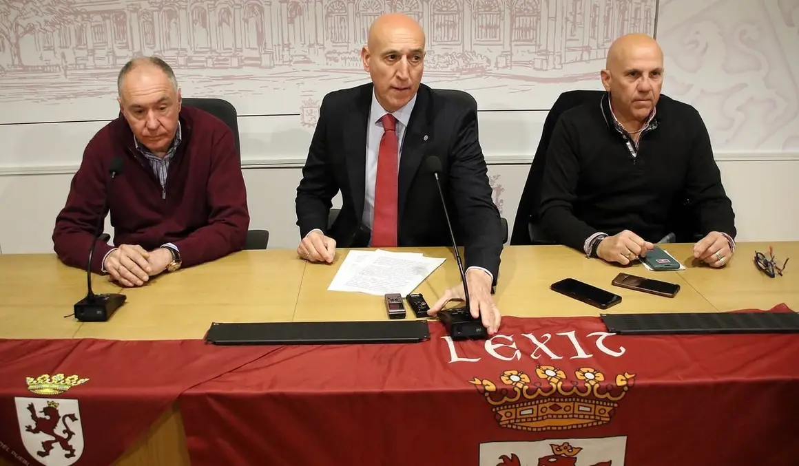 El alcalde de León, José Antonio Diez, participa en la presentación de los actos reivindicativos previstos para el 23 de abril junto al portavoz de la Unión del Pueblo Leonés, Eduardo López Sendino, y representantes de Conceyu País Llionés