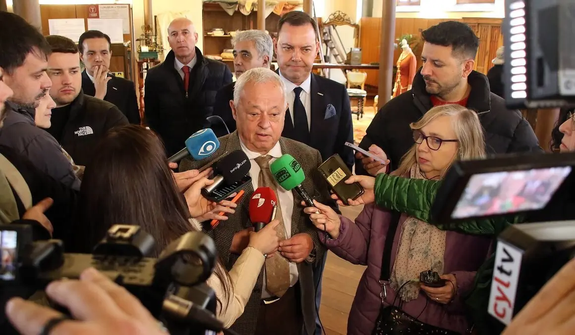 El consejero de Cultura, Turismo y Deporte, Gonzalo Santonja, visita el Museo Casa Botines Gaudí de León