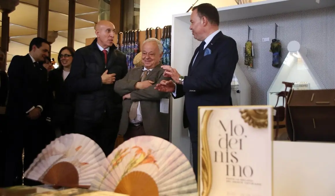 El consejero de Cultura, Turismo y Deporte, Gonzalo Santonja, visita el Museo Casa Botines Gaudí de León