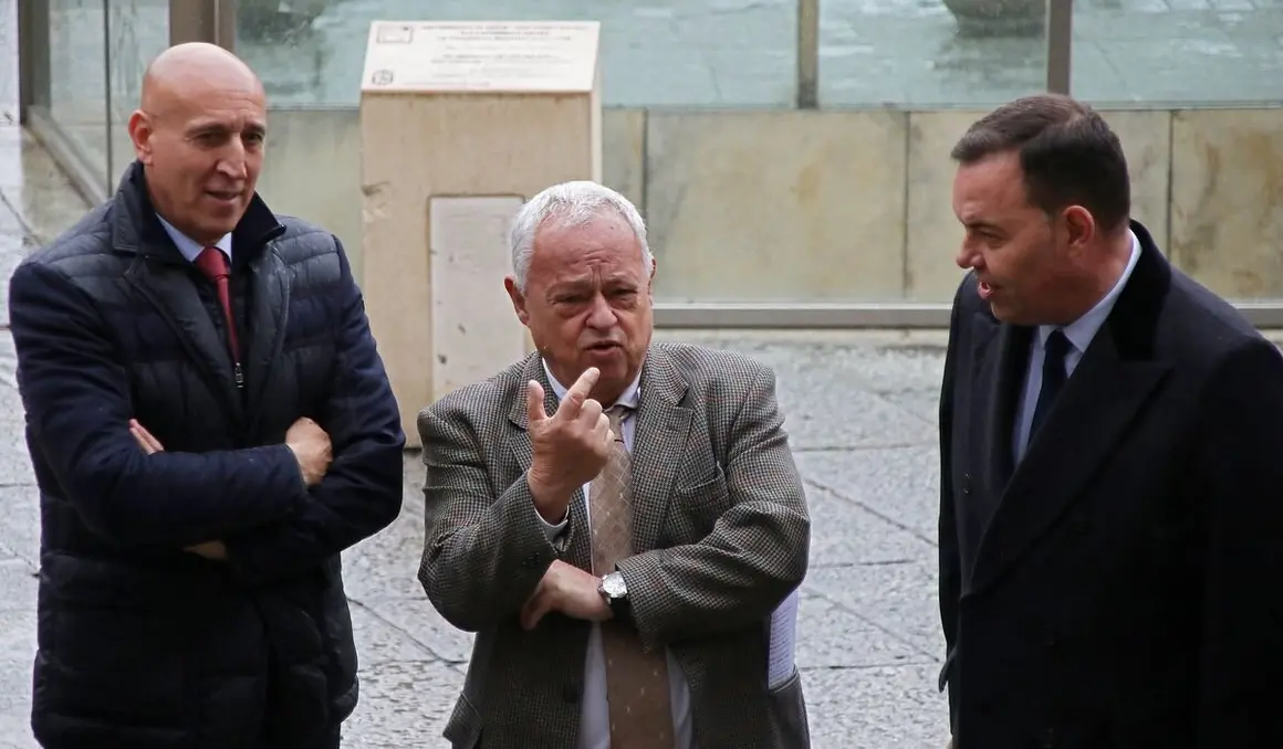 El consejero de Cultura, Turismo y Deporte, Gonzalo Santonja, visita el Museo Casa Botines Gaudí de León