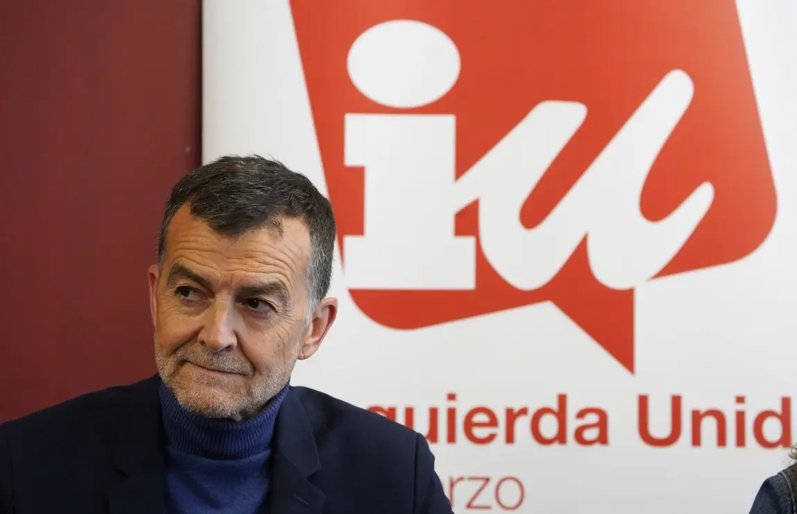 El coordinador federal de IU, Antonio Maillo, durante su visita a la sede local de la formación en Ponferrada