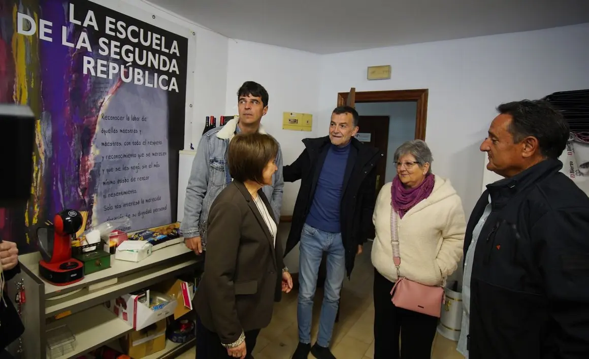 El coordinador federal de IU, Antonio Maillo, durante su visita a la sede local de la formación en Ponferrada. Foto: César Sánchez.