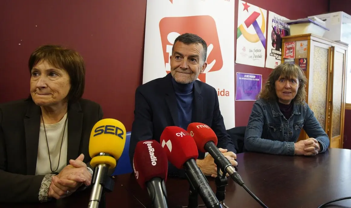 El coordinador federal de IU, Antonio Maillo, durante su visita a la sede local de la formación en Ponferrada