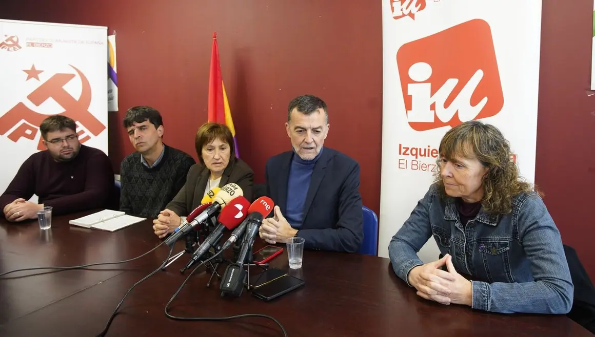 El coordinador federal de IU, Antonio Maillo, durante su visita a la sede local de la formación en Ponferrada
