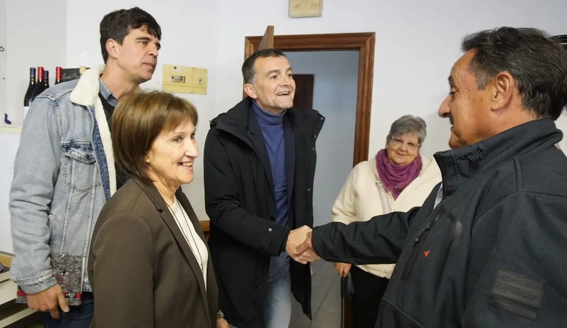El coordinador federal de IU, Antonio Maillo, durante su visita a la sede local de la formación en Ponferrada