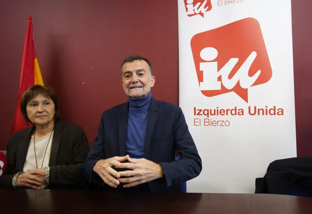 El coordinador federal de IU, Antonio Maillo, durante su visita a la sede local de la formación en Ponferrada