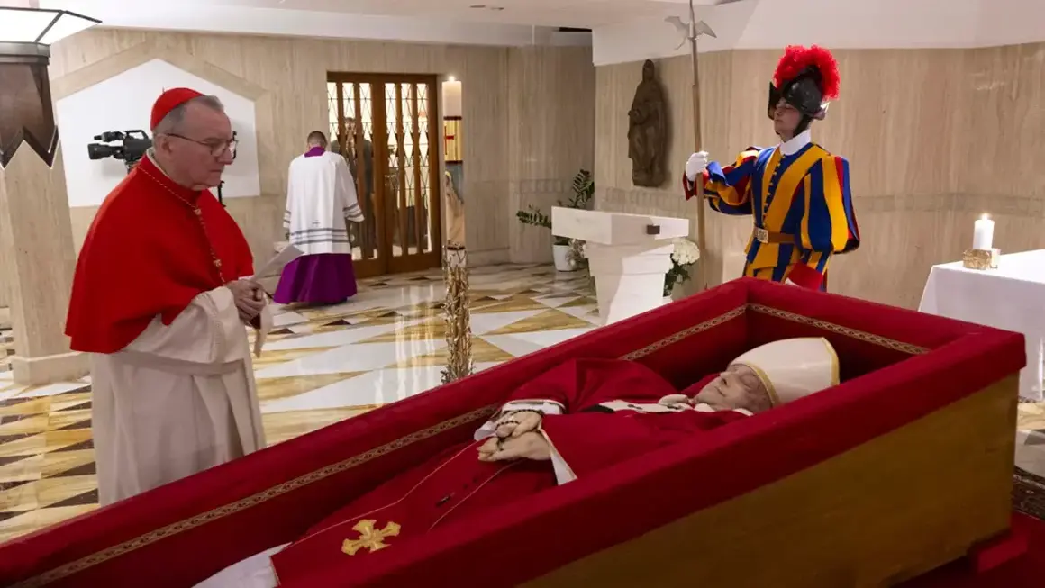 vaticano-difunde-primeras-imagenes-restos-mortales-papa-francisco_96