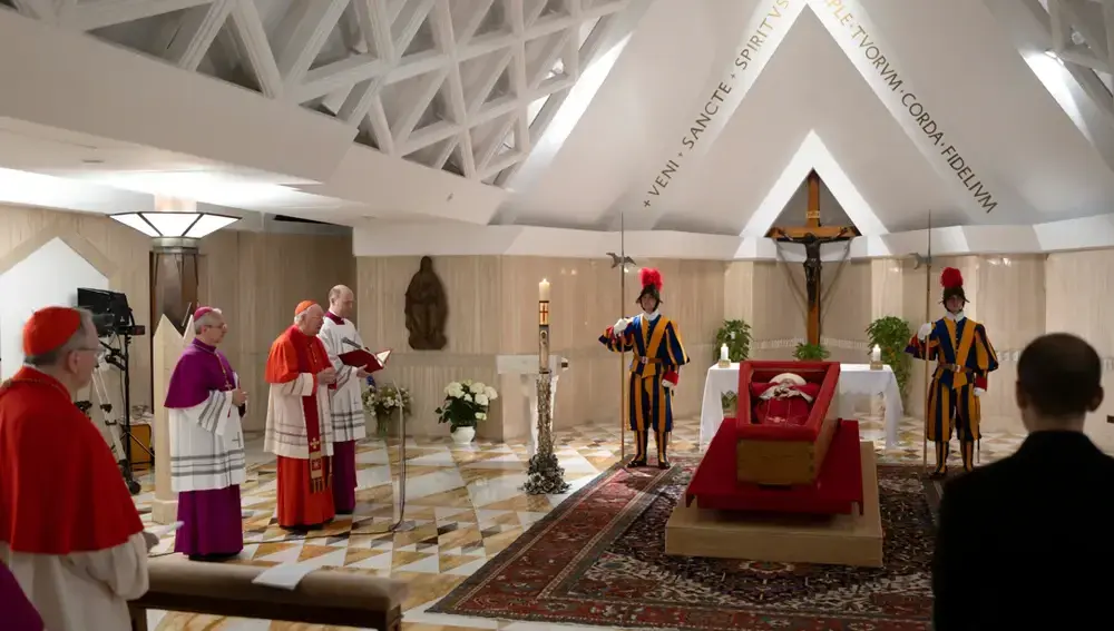 difunden-primeras-imagenes-papa-francisco-feretro_58 (1) - copia