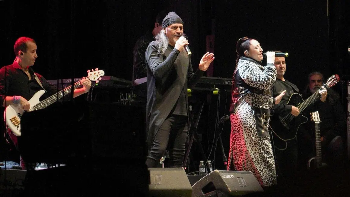 El dúo madrileño hace vibrar a miles de bercianos con sus grandes éxitos en un concierto que celebra sus más de tres décadas de trayectoria musical. Fotos: César Sánchez