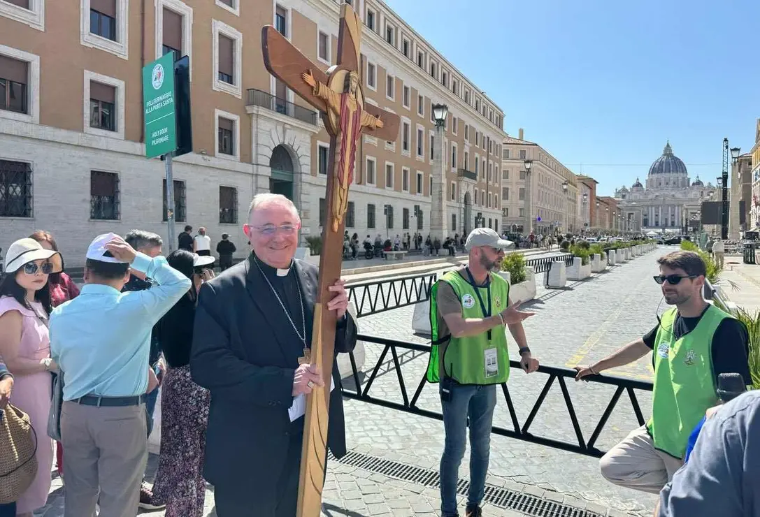 Los leoneses desplazados a Roma en un viaje coincidente con el fallecimiento del Papa Francisco han realizado en la capital vaticana la peregrinación a la Basílica de San Pedro, de Roma, en el marco de la celebración del Jubileo 2025 'Peregrinos de Esperanza’ con un sentido recuerdo y rezo de un responso por el eterno descanso del Papa Francisco. Fotos: Obispado de León