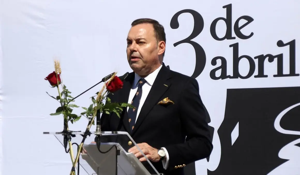 José Luis Puerto pronuncia el pregón de los actos de celebración del día de san Jorge, al que sigue una lectura pública de su historia, bajo el dragón que Gaudí ideó para el edificio