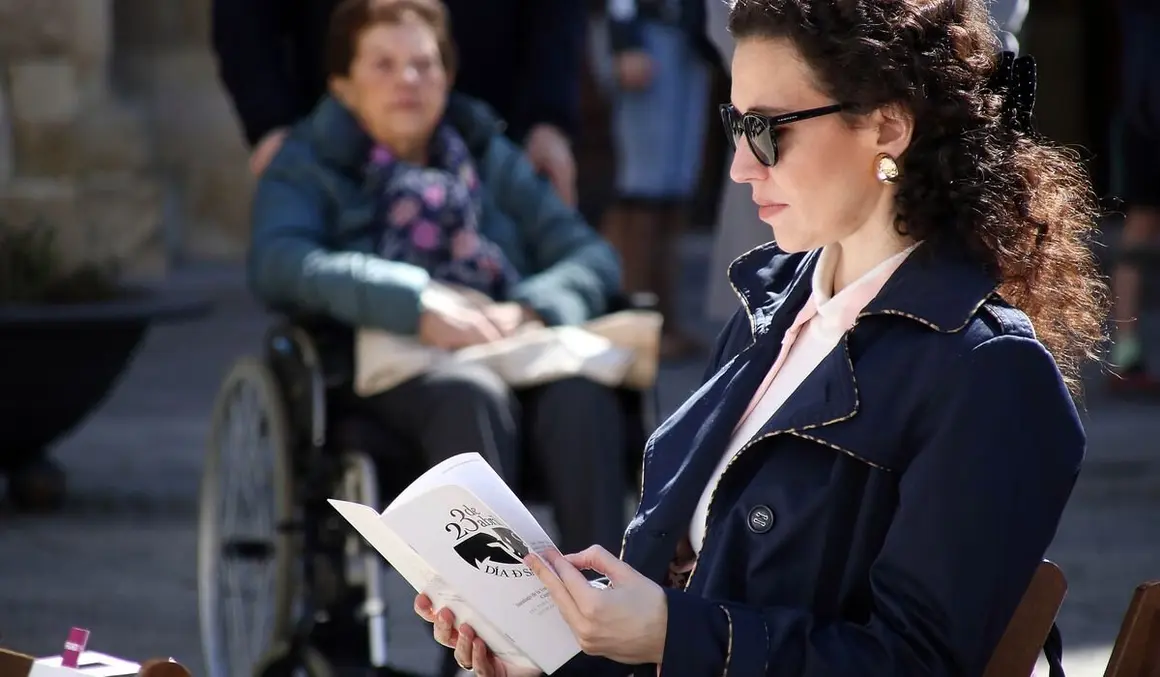 José Luis Puerto pronuncia el pregón de los actos de celebración del día de san Jorge, al que sigue una lectura pública de su historia, bajo el dragón que Gaudí ideó para el edificio