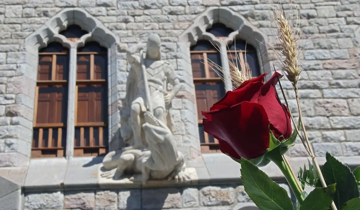 José Luis Puerto pronuncia el pregón de los actos de celebración del día de san Jorge, al que sigue una lectura pública de su historia, bajo el dragón que Gaudí ideó para el edificio