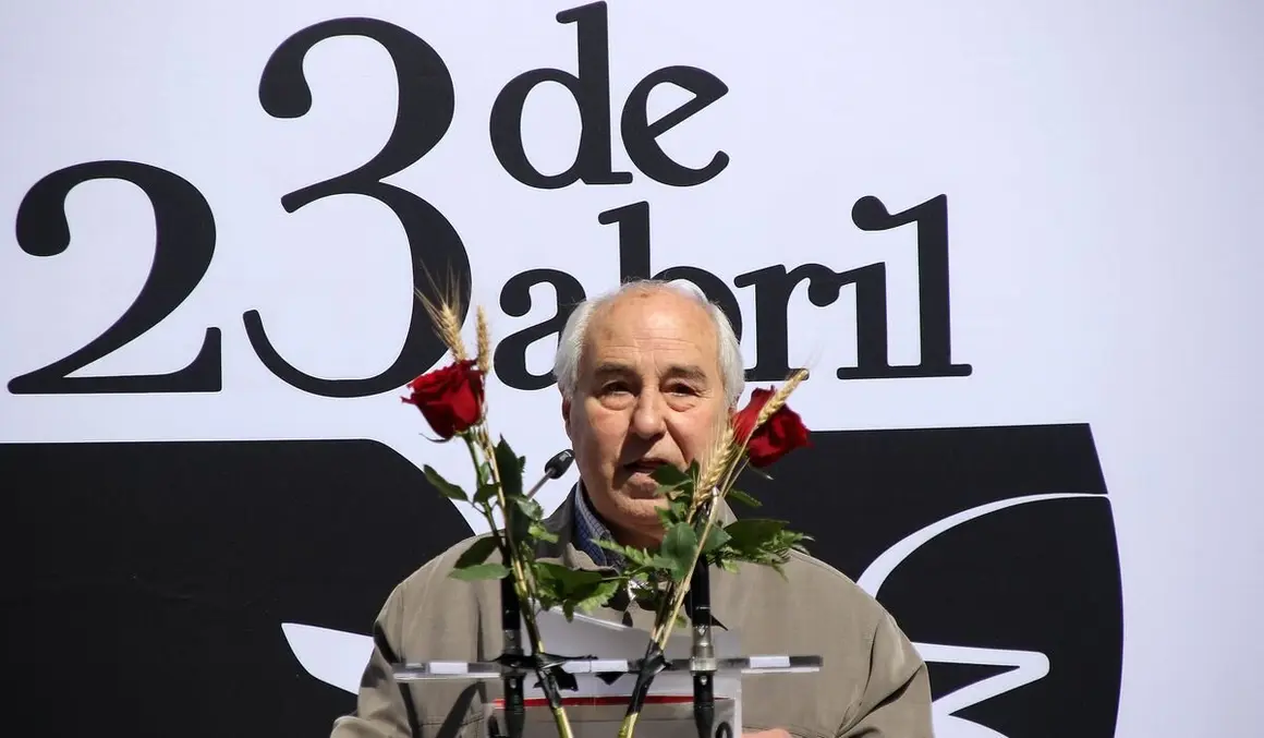 José Luis Puerto pronuncia el pregón de los actos de celebración del día de san Jorge, al que sigue una lectura pública de su historia, bajo el dragón que Gaudí ideó para el edificio