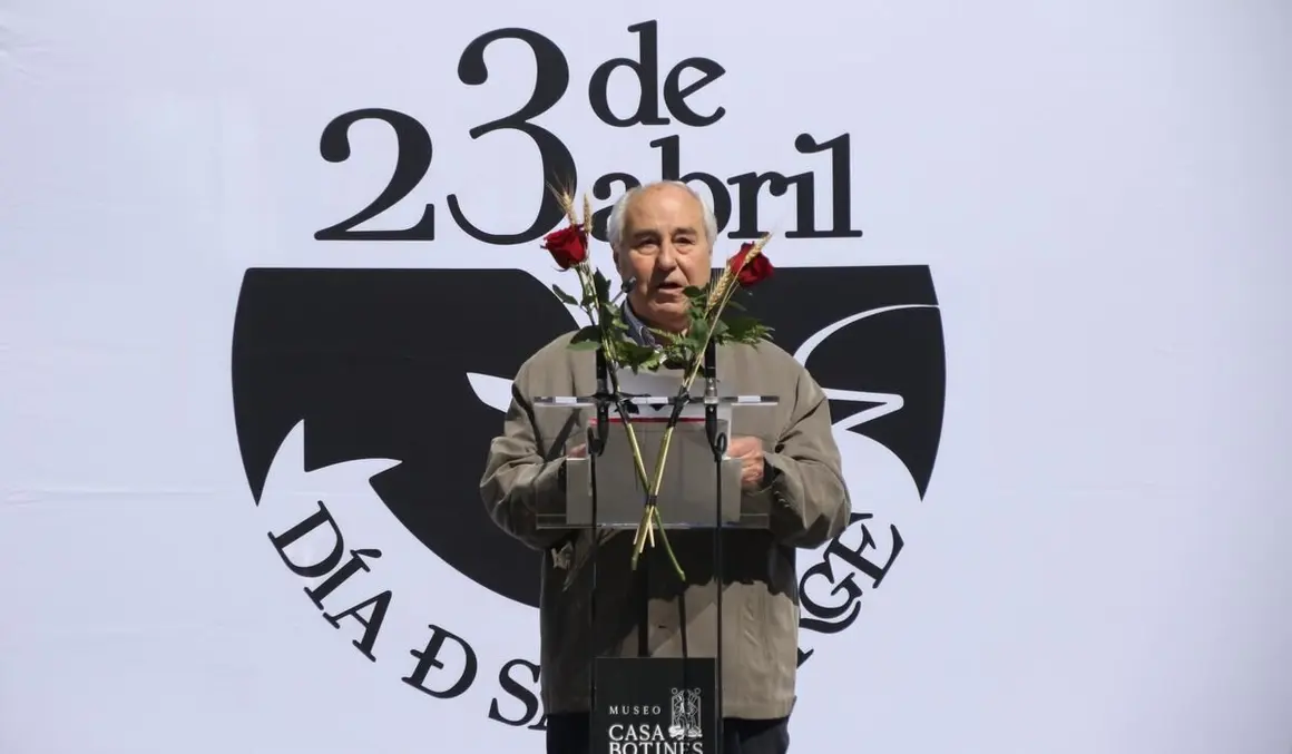 José Luis Puerto pronuncia el pregón de los actos de celebración del día de san Jorge, al que sigue una lectura pública de su historia, bajo el dragón que Gaudí ideó para el edificio