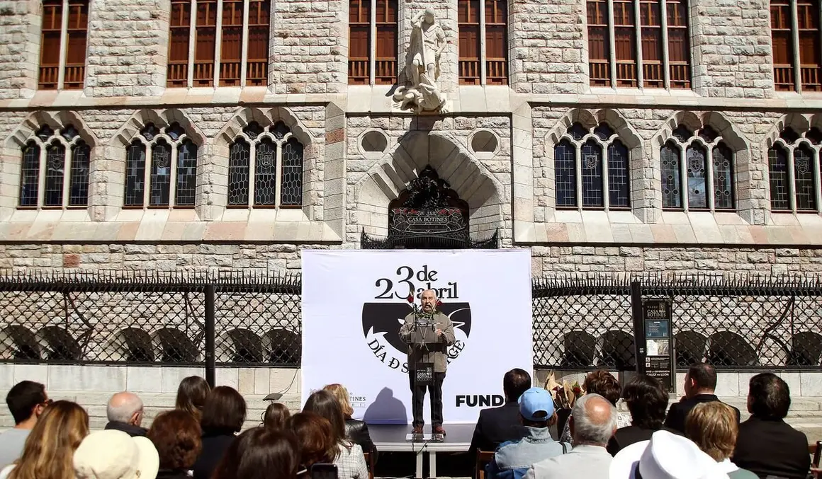 José Luis Puerto pronuncia el pregón de los actos de celebración del día de san Jorge, al que sigue una lectura pública de su historia, bajo el dragón que Gaudí ideó para el edificio