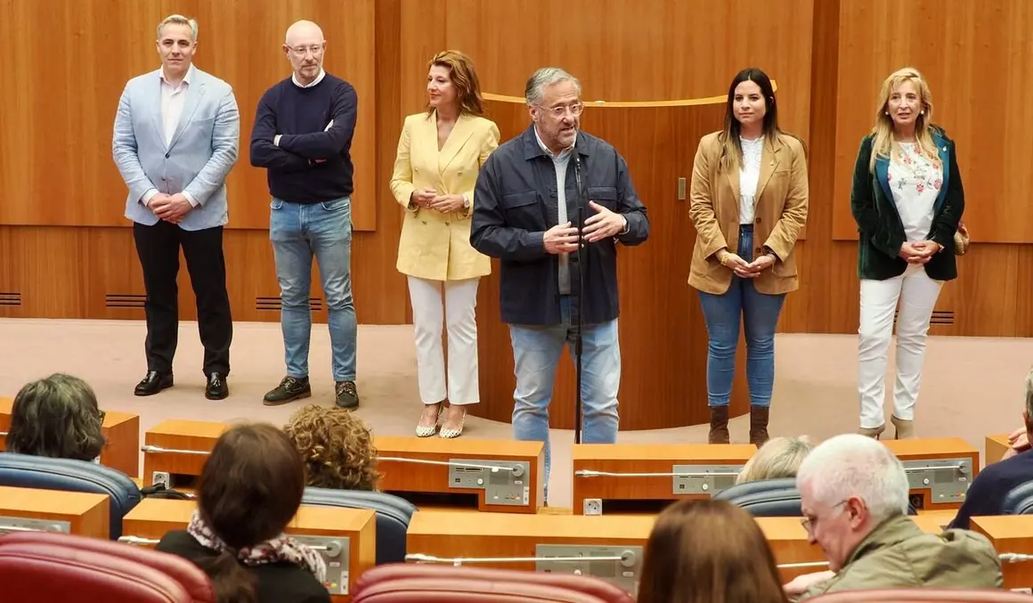 El presidente de las Cortes, Carlos Pollán, en la Jornada de puertas abiertas del Parlamento Autonómico, con motivo del Día de la Comunidad.