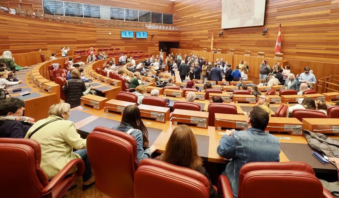 Jornada de puertas abiertas del Parlamento Autonómico, con motivo del Día de la Comunidad.
